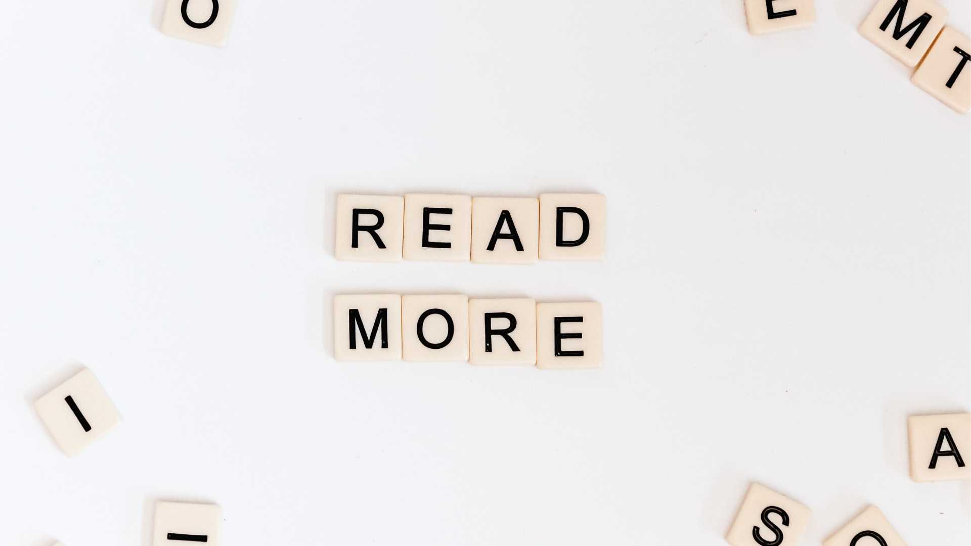 Lettres de Scrabble préconisant de "lire plus" pour apprendre l'anglais
